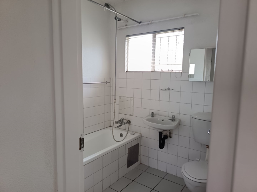 To Let 2 Bedroom Property for Rent in Kannoniers Park North West